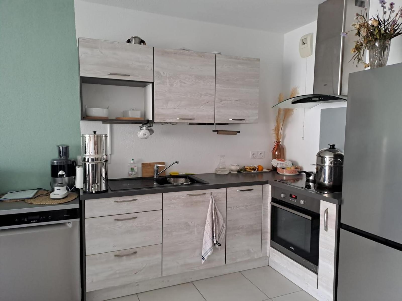 Appartement T2 Avec Terrasse, 5 Min De La Plage Frejus Ngoại thất bức ảnh